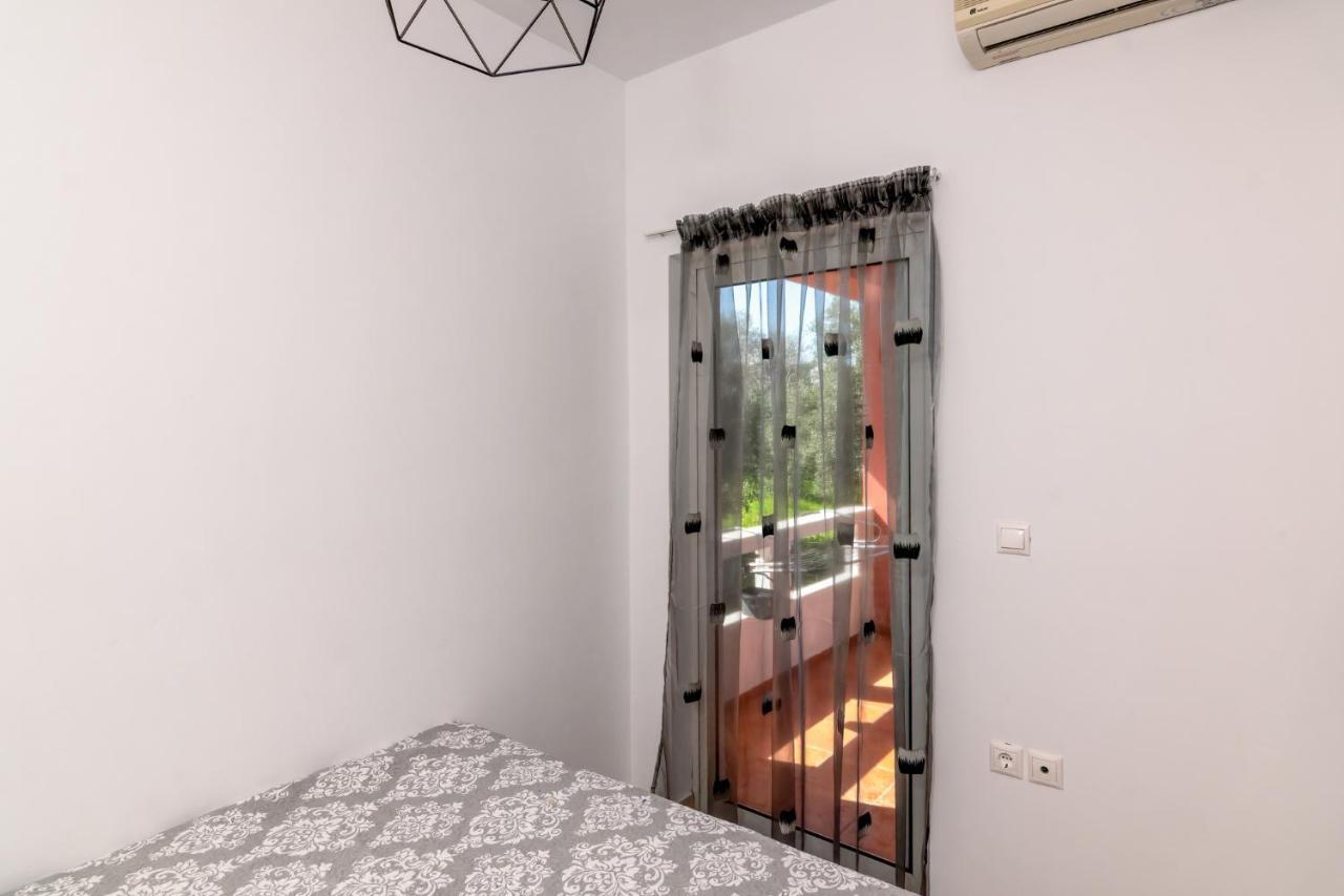 Bona'S Guest House Agia  外观 照片