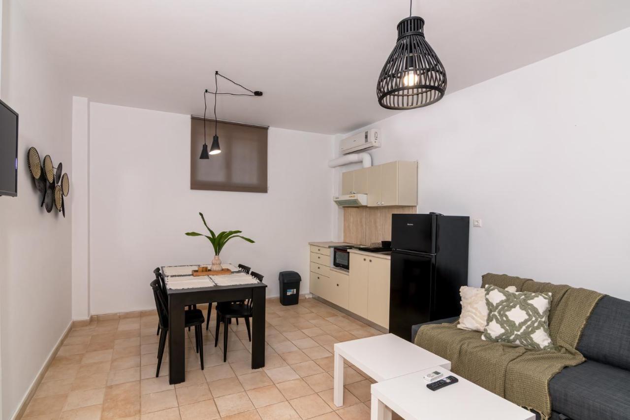 Bona'S Guest House Agia  外观 照片