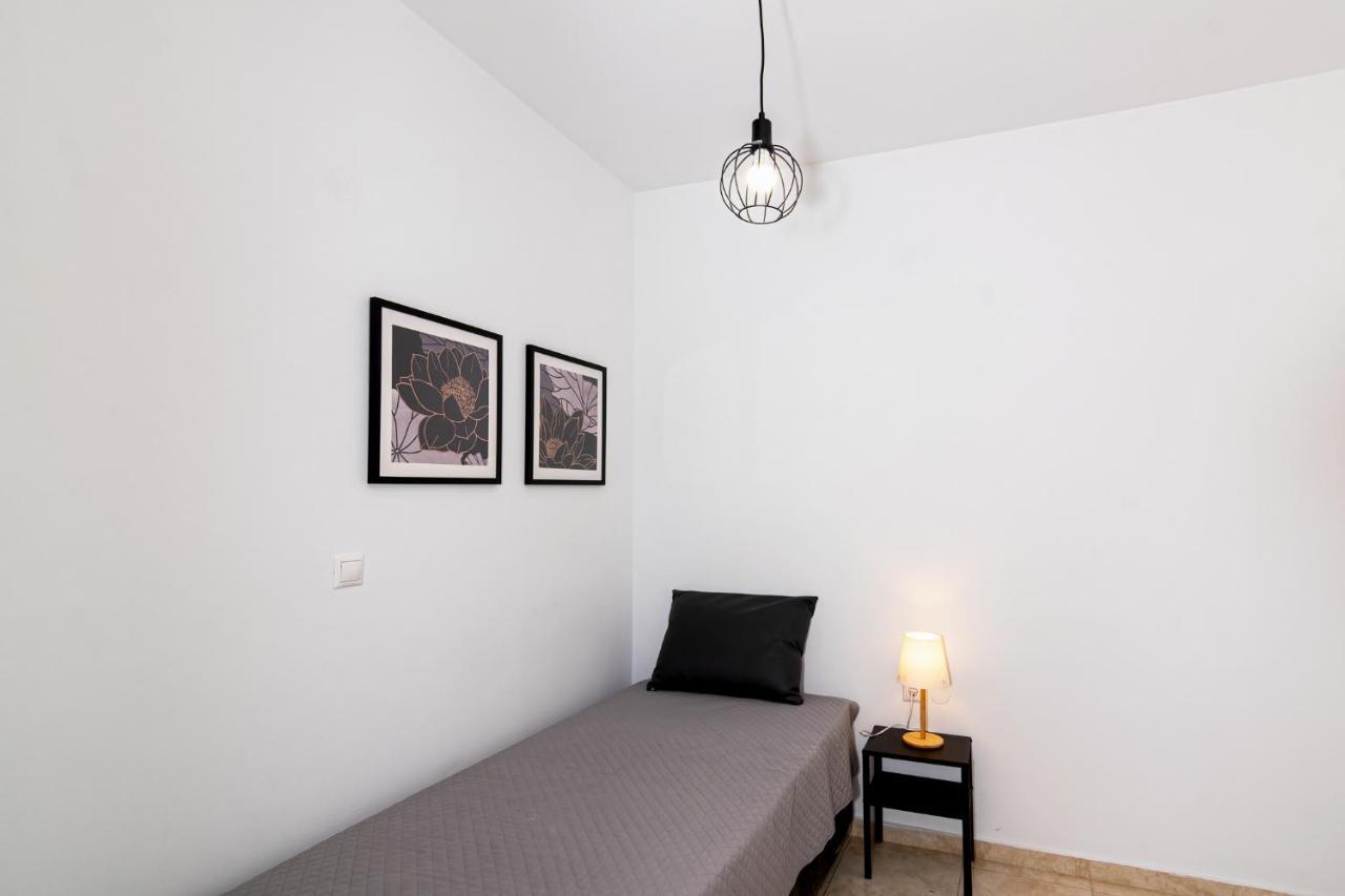Bona'S Guest House Agia  外观 照片