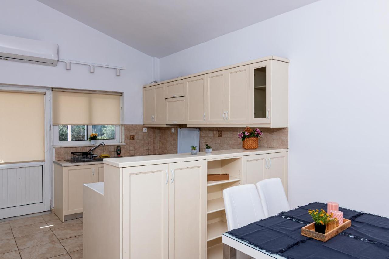 Bona'S Guest House Agia  外观 照片